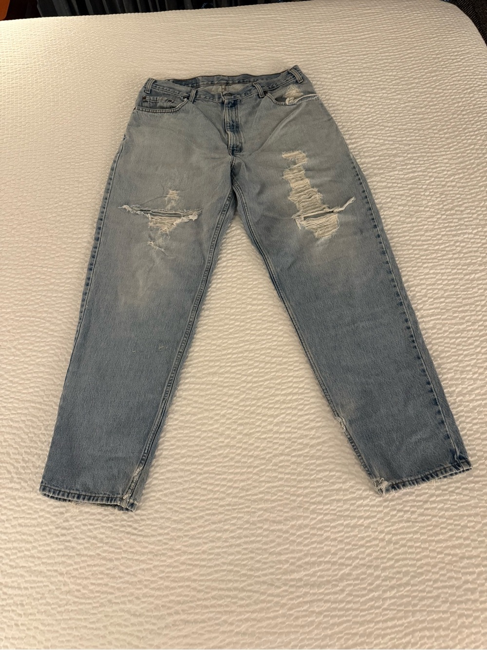 Levi's 560s vintage Light Blue shredded Relaxed Jeans